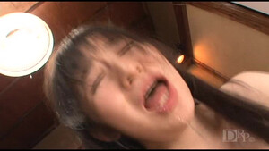 Мужик трахает 18 летнюю азиаточку вместе со своими друзьями