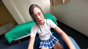 Азиатская дочь в очках сосет отцу член за плохие оценки